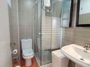 Douche, sèche-cheveux, serviettes fournies