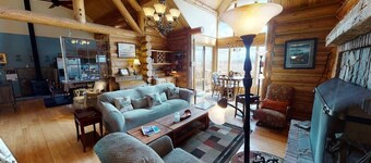 15 MIN to YNP | Pet Friendly | Hot Tub | Lake View