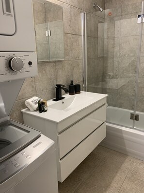 Combined shower/tub, hair dryer, towels, soap - 2 bedroom gem in Little Italy, Montreal (MONTREAL)