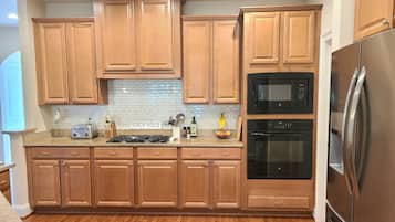 Kylskåp, mikrovågsugn, ugn och spishäll