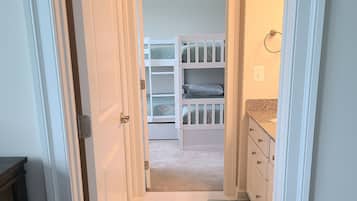 4 bedrooms, iron/ironing board, WiFi