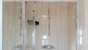 Shower, hair dryer, towels - Family room with private bathroom (Edgware)