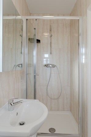 Douche, sèche-cheveux, serviettes fournies