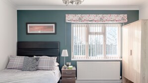 1 bedroom, iron/ironing board, internet, bed sheets - Family room with private bathroom (Edgware)