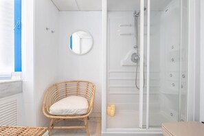 Combinació de dutxa i banyera, bidet i tovalloles 
