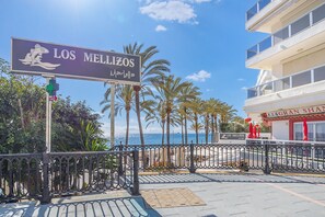 A street sign for 'Los Melillos' with a view of a beach and a building with a sign 'Gran Shala'. - Marbella pool House GF55on sea shore, Marbella, Spain (Marbella)