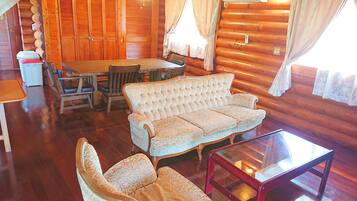 Cottage, 2 Bedrooms, Non Smoking, Ocean View | Living area