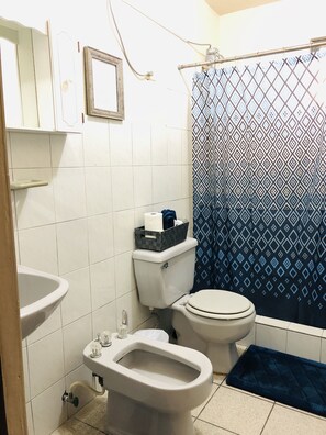 Douche, bidet, serviettes fournies, savon