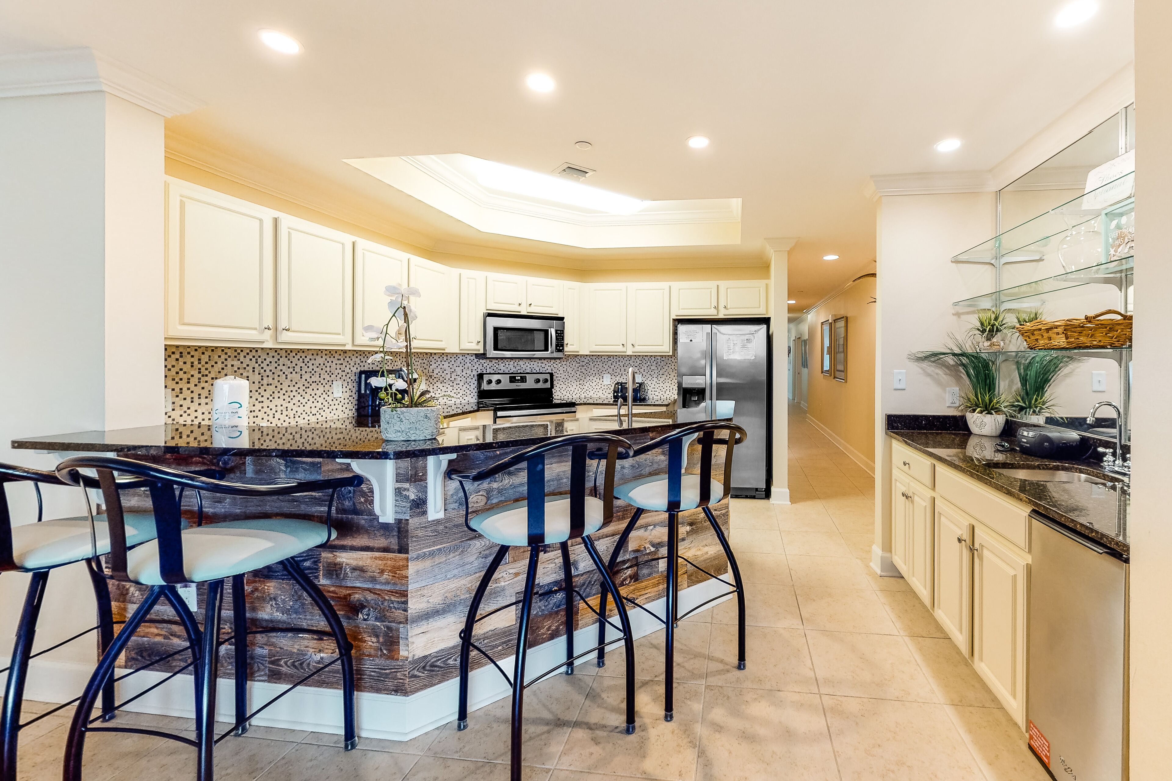 23rd-level condo near the water with washer/dryer, pools, hot tub & gym