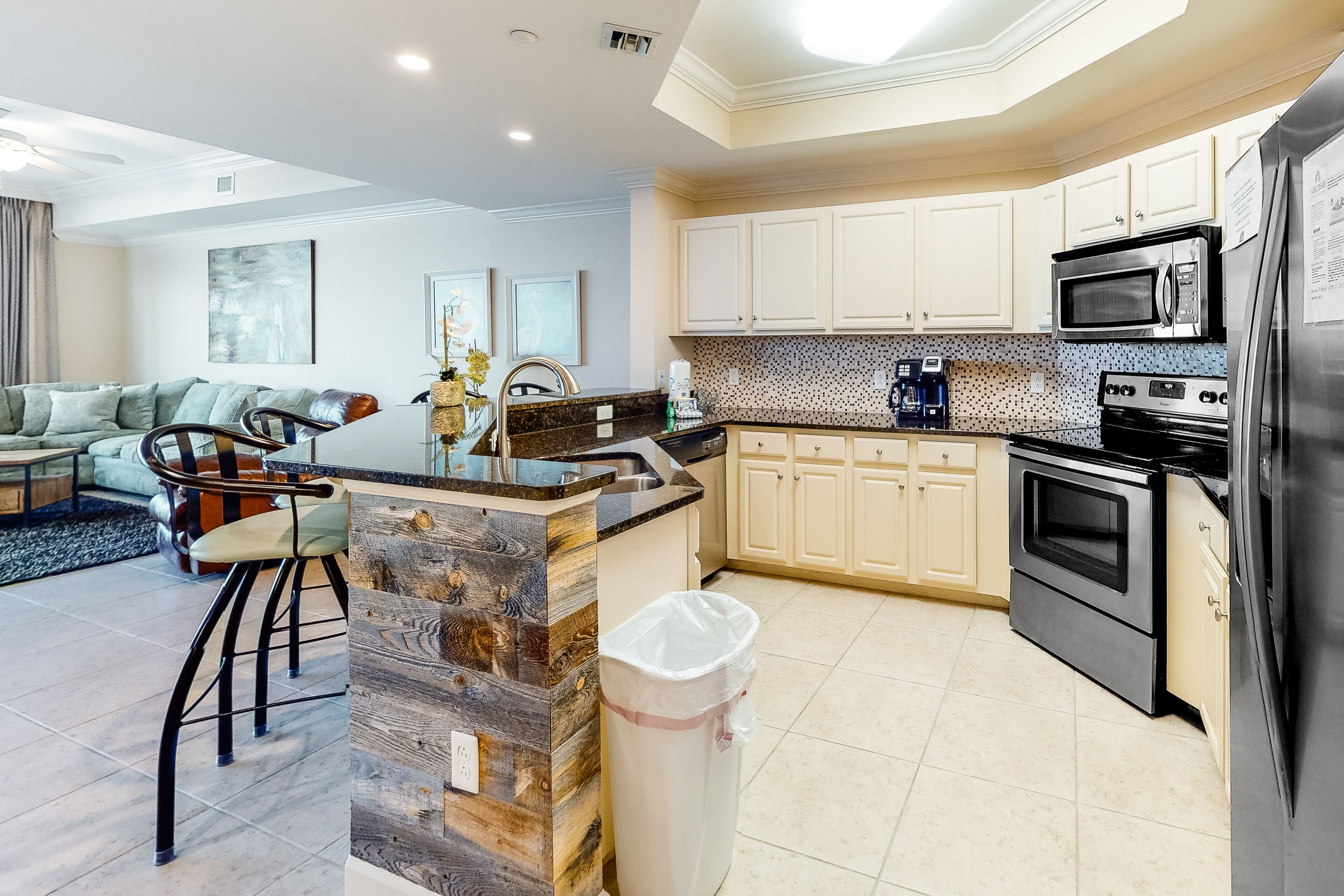 23rd-level condo near the water with washer/dryer, pools, hot tub & gym