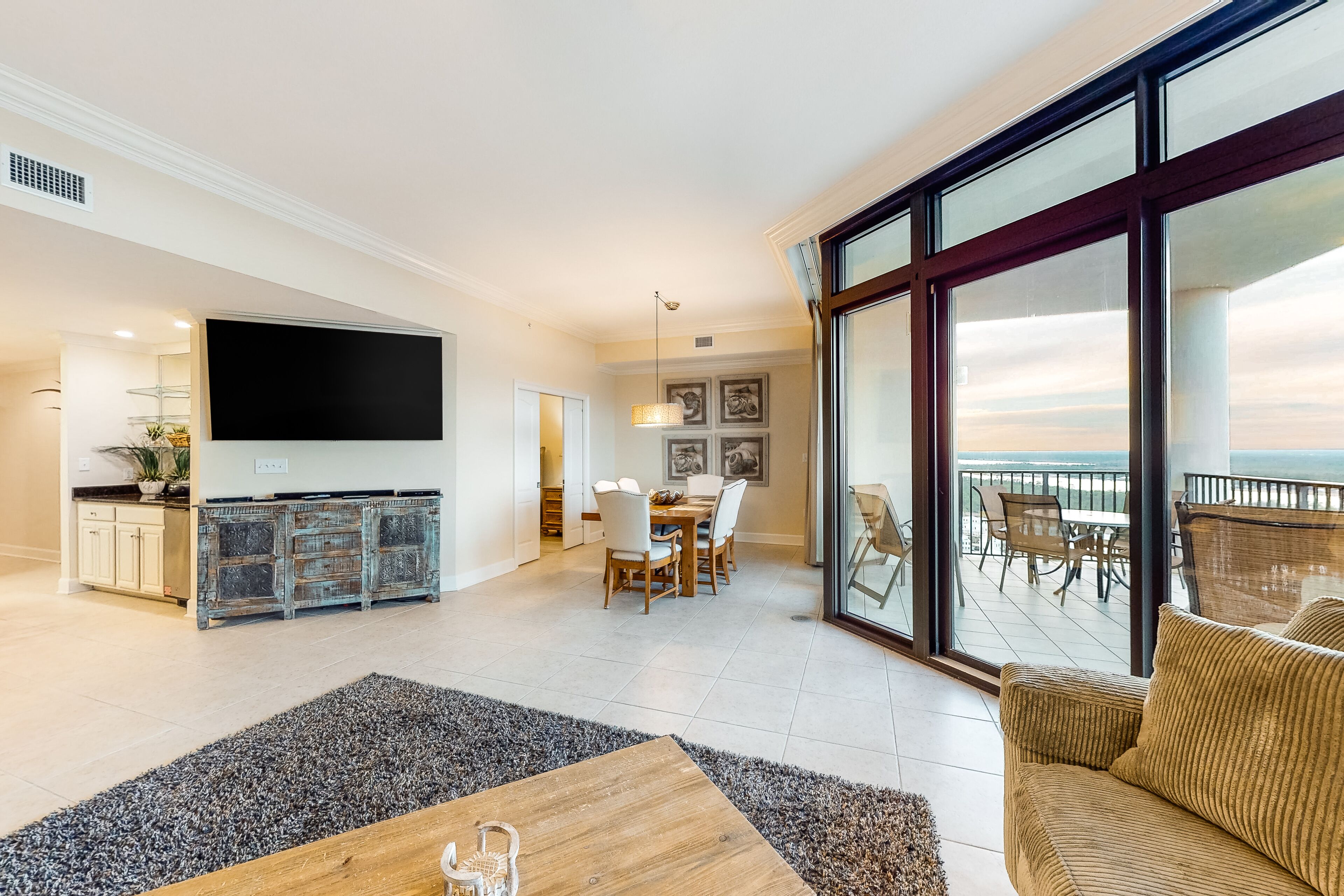 23rd-level condo near the water with washer/dryer, pools, hot tub & gym