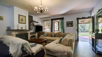 Televisión, chimenea, estéreo