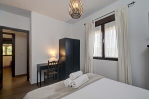 3 slaapkamers, een strijkplank/strijkijzer, gratis wifi, beddengoed