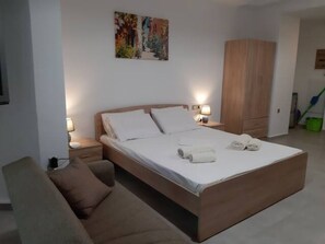 Iron/ironing board, Internet, bed sheets