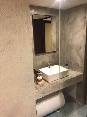 Combined shower/bathtub, hair dryer, towels