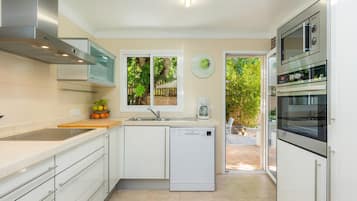 Refrigerador, microondas, horno, placa de cocina