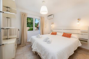 3 slaapkamers, een strijkplank/strijkijzer, gratis wifi, beddengoed