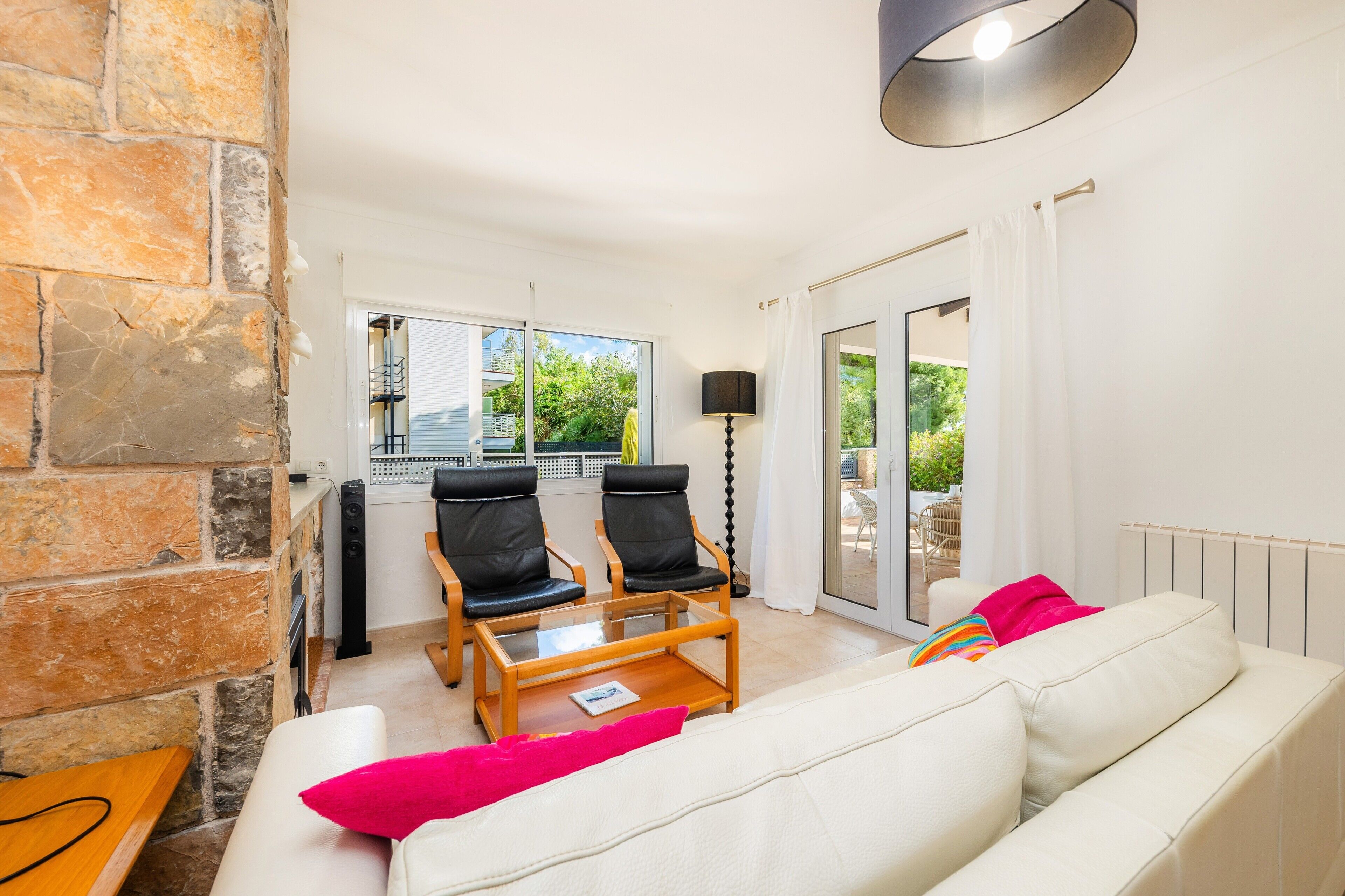 Fernseher, Kamin, DVD-Player