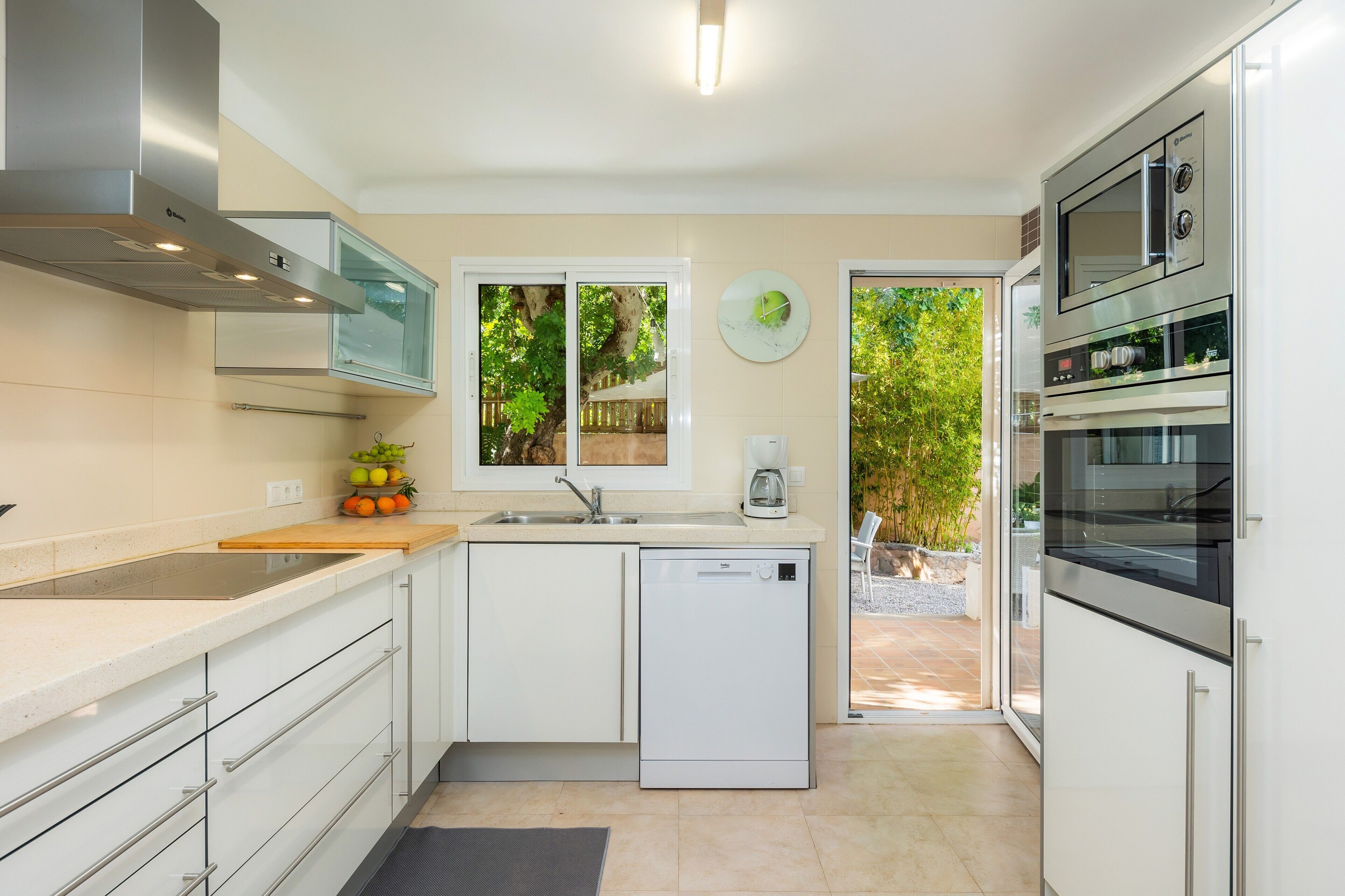 Køleskab, mikrobølgeovn, ovn, kogeplade