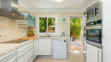 Køleskab, mikrobølgeovn, ovn, kogeplade