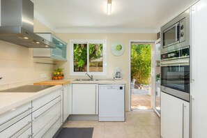 Een koelkast, een magnetron, een oven, een kookplaat