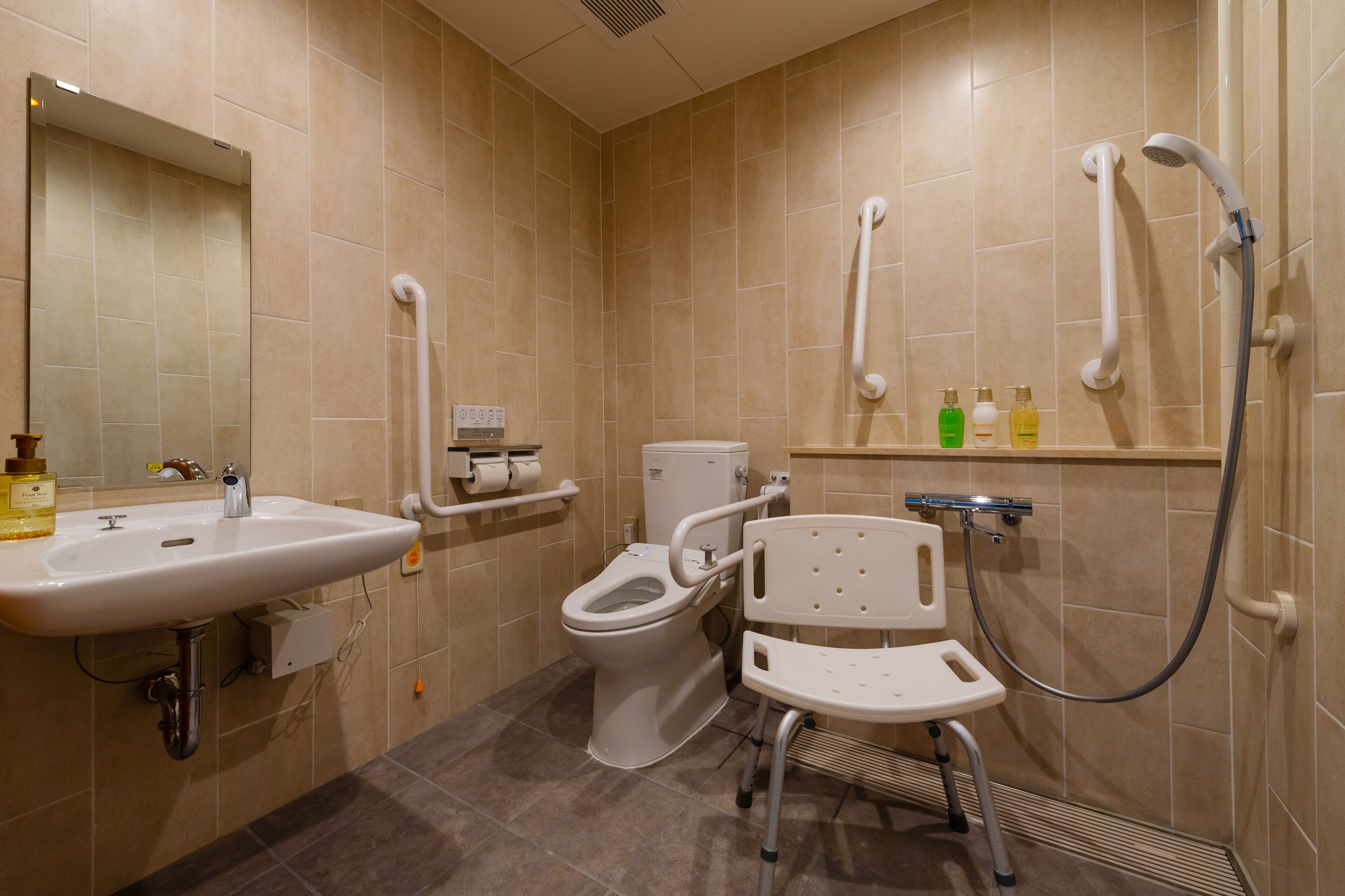 accessible twin room, non smoking | bathroom | free toiletries, hair dryer, slippers, bidet