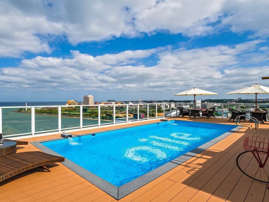 Sæsonbestemt udendørs pool, åben fra kl. 10.00 til kl. 18.00, parasoller