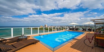 Piscina externa sazonal, funciona das 11h às 18h, guarda-sóis