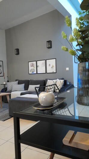 Smart TV, books - Apt22 stylish apartment close of Heraklion center (Ηράκλειο)