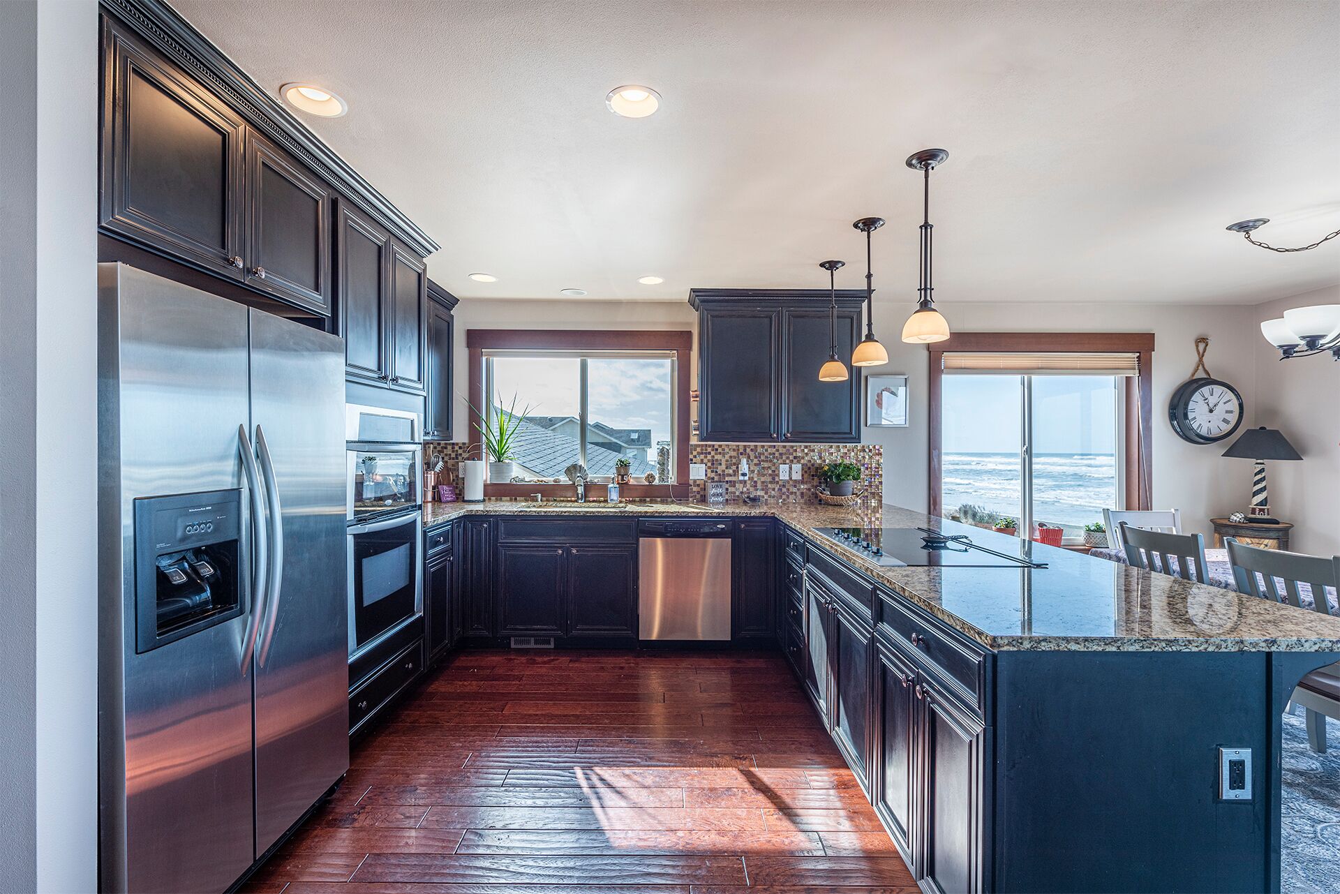 Frigorífico, microondas, horno y placa de cocina