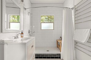 Shower, hair dryer, towels - Latourette Estate Historic Retreat  Chef Kitchen (McMinnville)