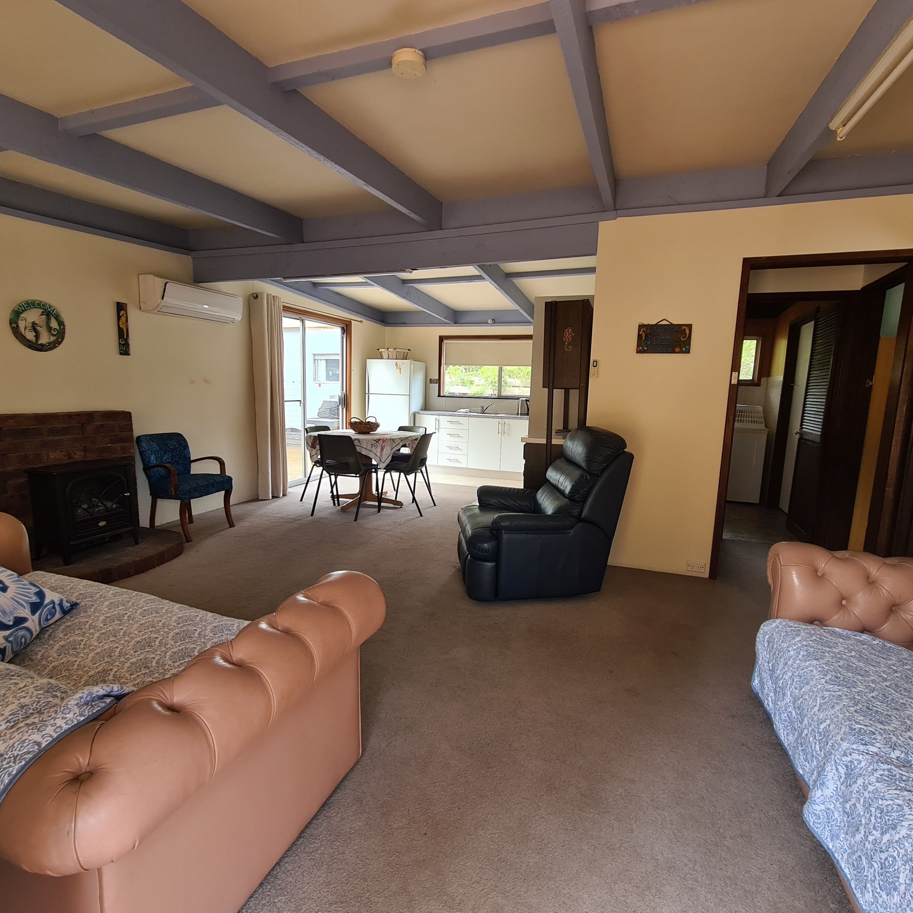 Smart-tv, dvd-spelare och en stereo