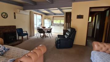 Smart-tv, dvd-spelare och en stereo