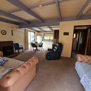 Smart-tv, een dvd-speler en een stereo