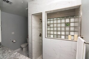 Shower, hair dryer, shampoo - Fully Remodeled Home near Dickie's Arena, Will Rogers and Downtown | Great for Families & Friends (Fort Worth)