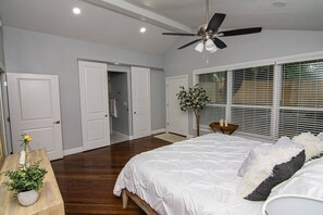 4 bedrooms, iron/ironing board, WiFi