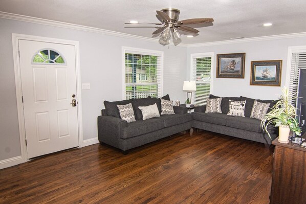 TV - Fully Remodeled Home near Dickie's Arena, Will Rogers and Downtown | Great for Families & Friends (Fort Worth)