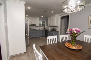 Dining - Fully Remodeled Home near Dickie's Arena, Will Rogers and Downtown | Great for Families & Friends (Fort Worth)