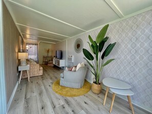 Smart TV, books - Swan Lake House and Hot Spring Mineral Pools (Desert Hot Springs)