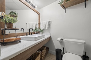 Duschwanne, Haartrockner, Handtücher