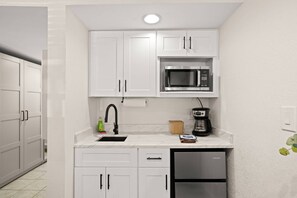 Kühlschrank, Mikrowelle, Herdplatte, Wasserkocher mit Kaffee-/Teezubehör