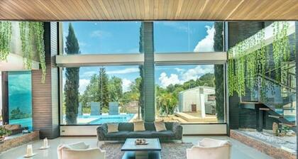 Luxurious 5 bedroom house with beautiful views