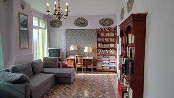 Télévision, baby-foot, table de tennis de table, livres