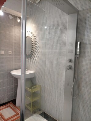 Baignoire, sĂšche-cheveux, papier toilette
