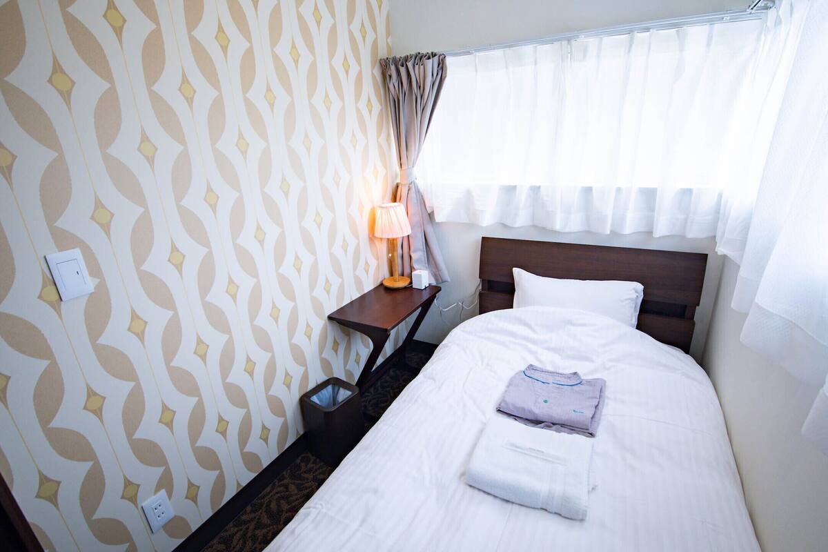 Free WiFi, bed sheets