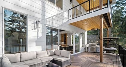 BEAUTIFUL CUSTOM LAKE COUER D ALENE WATERFRONT HOUSE WITH JACUZZI