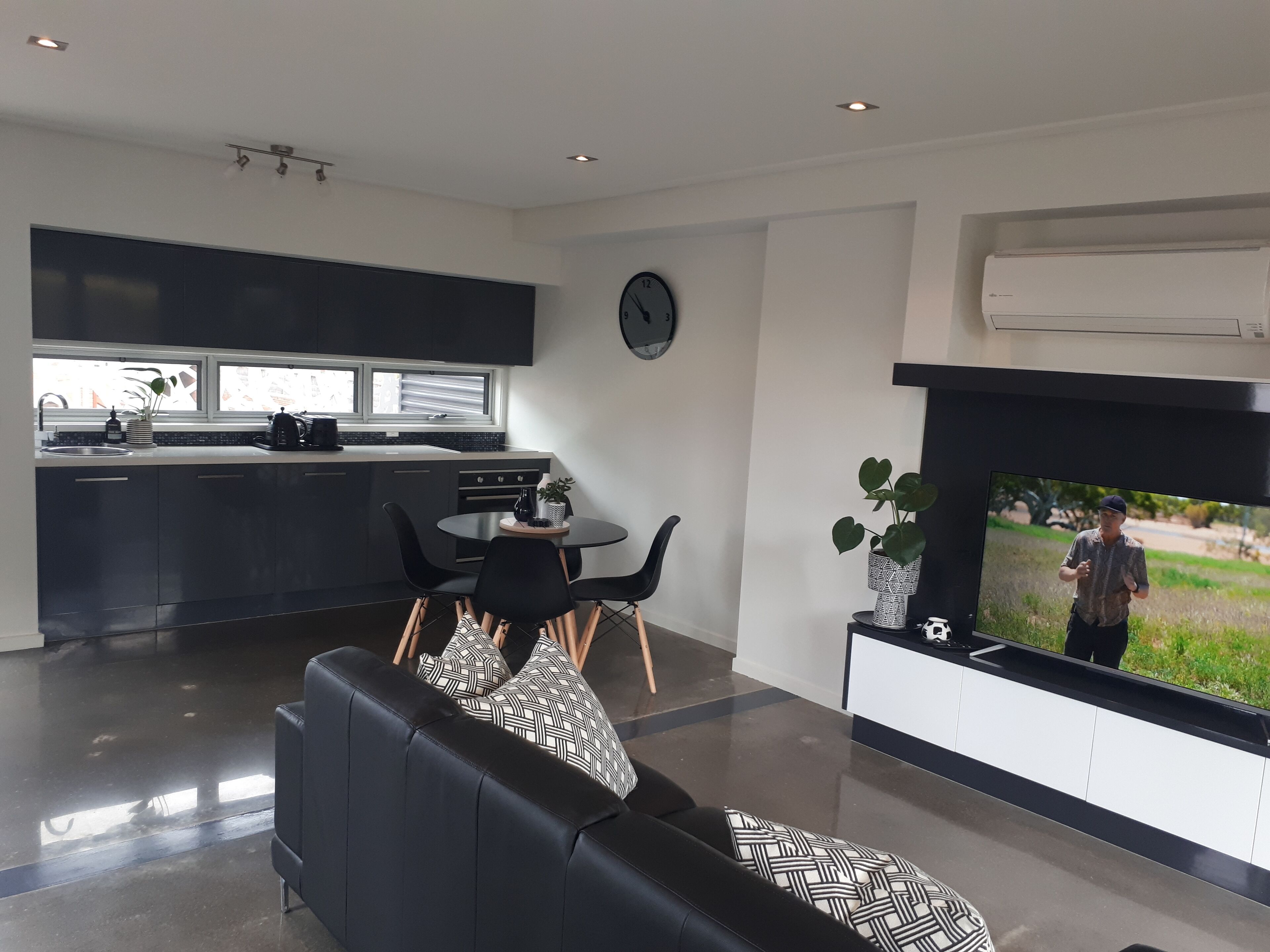 LUXURY, MODERN & CENTRAL  - YOU GET THE WHOLE 3 LEVEL APARTMENT!