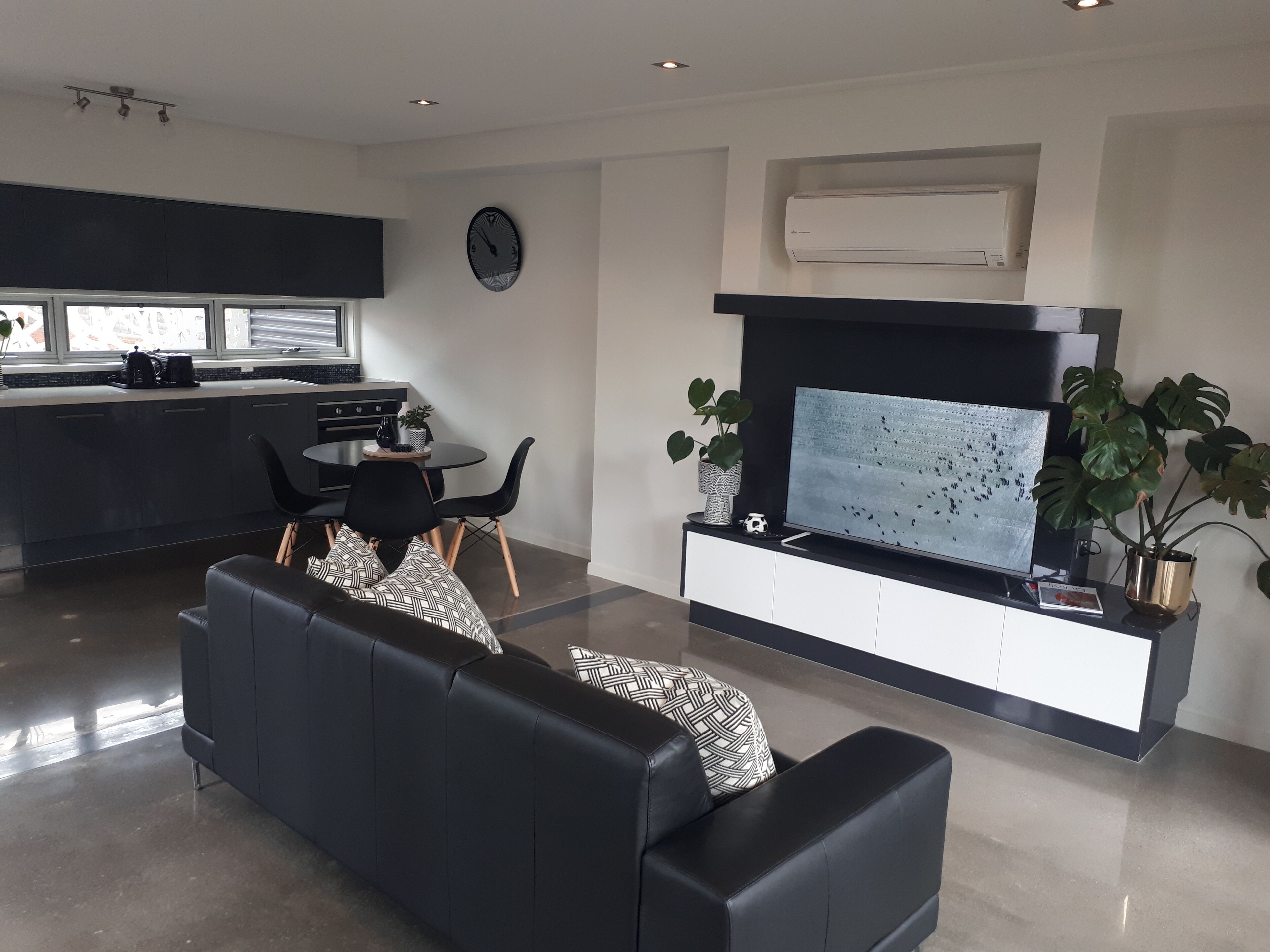 LUXURY, MODERN & CENTRAL  - YOU GET THE WHOLE 3 LEVEL APARTMENT!