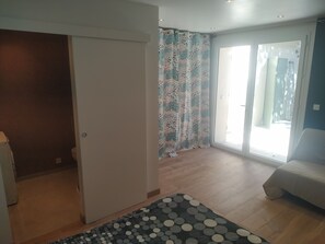 5 chambres, bureau, fer et planche à repasser, lit parapluie