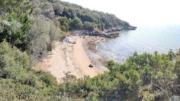 På stranden, solstolar och strandhanddukar